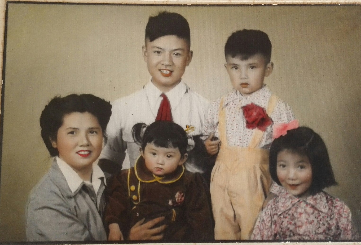 1953年母亲、作者与兄弟姐妹