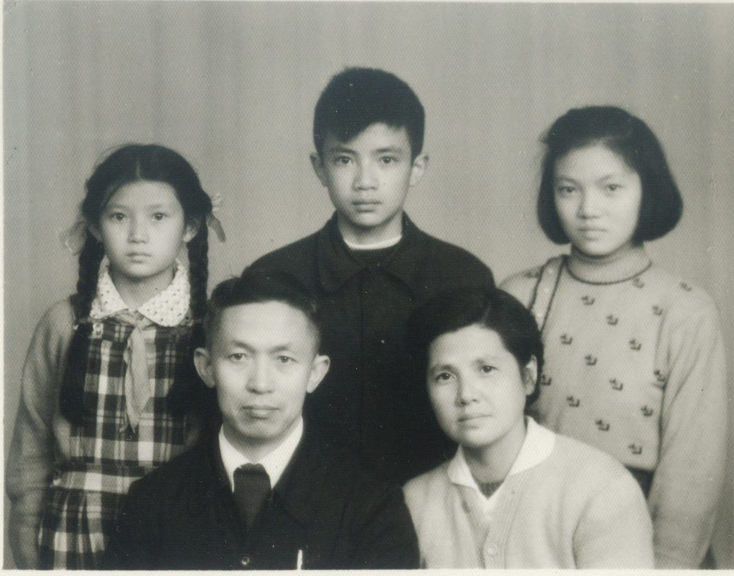 1975年11月昆明全家福