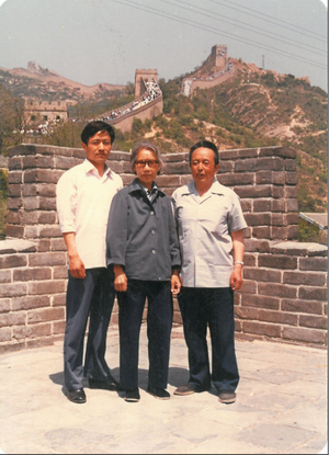 1985年5月，程元宇、张国华和五儿程正洲在长城留影