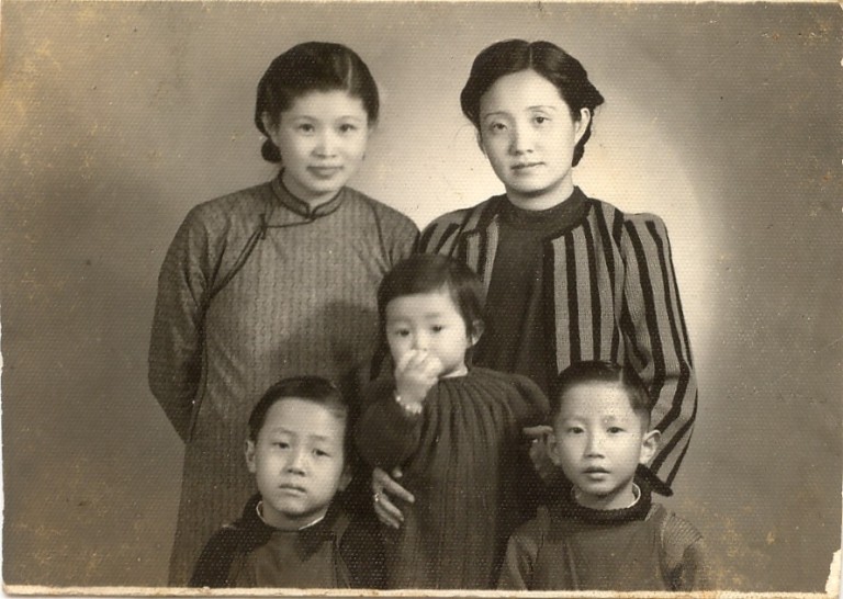 两个女子与三个孩子
