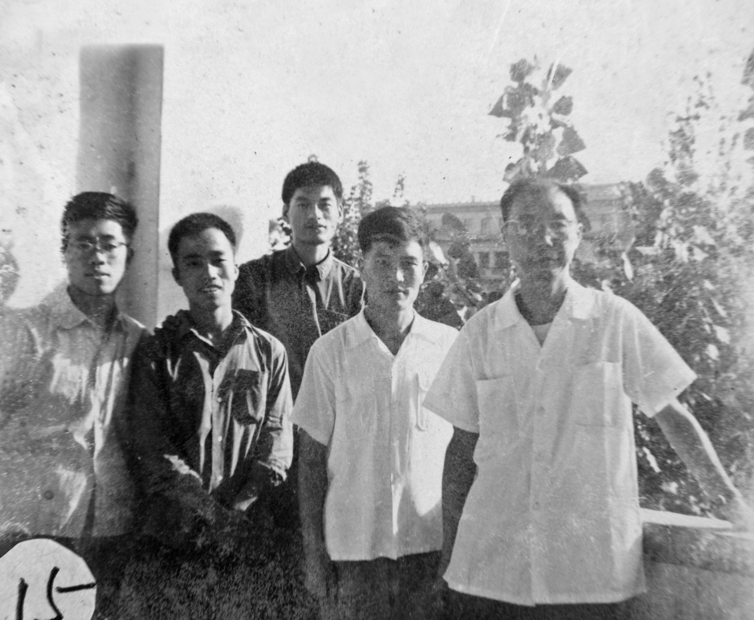 1965年部分同学和邓子铮老师在长航青山船厂