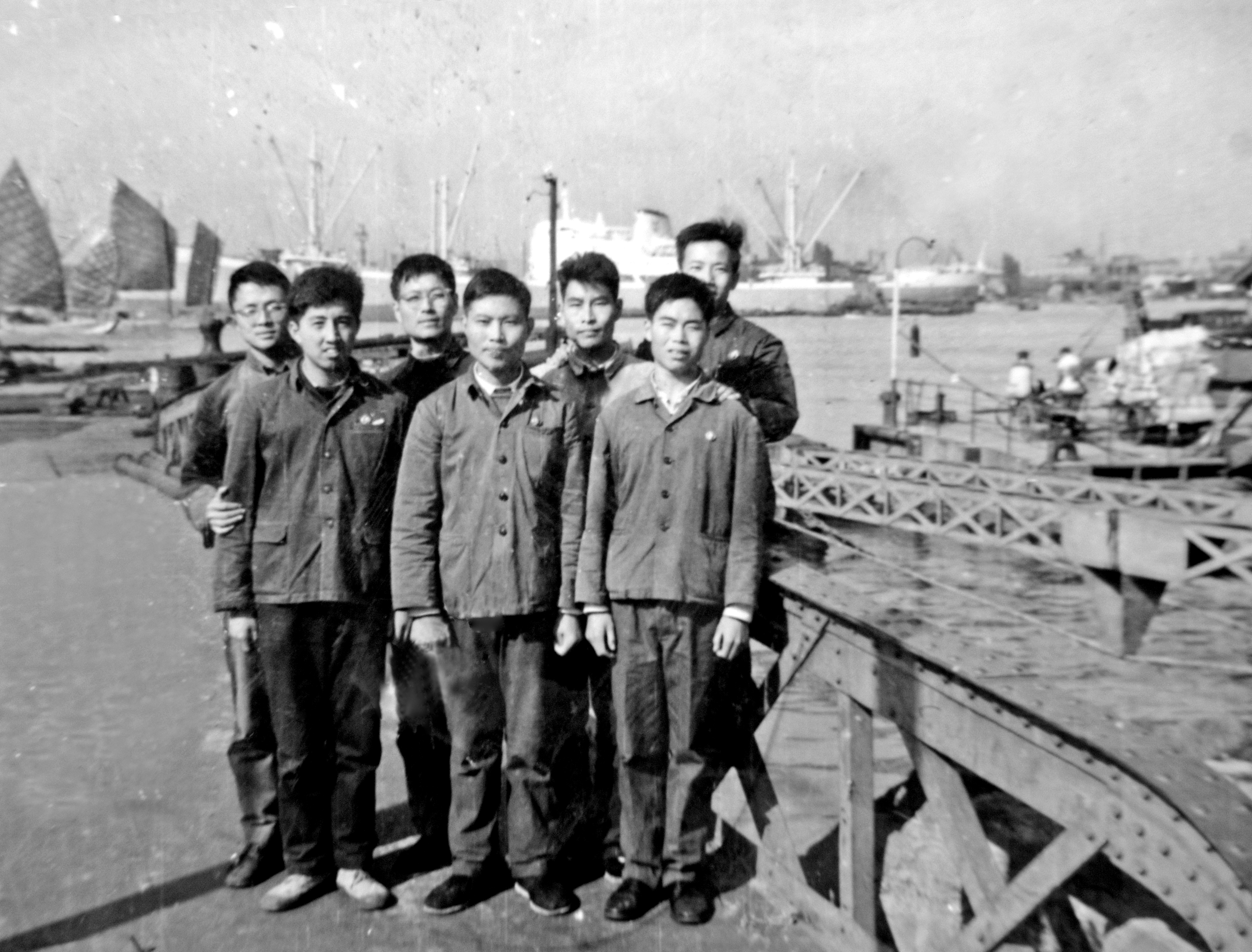 毕业前部分同学和杨亦农（杨明儒）老师合影