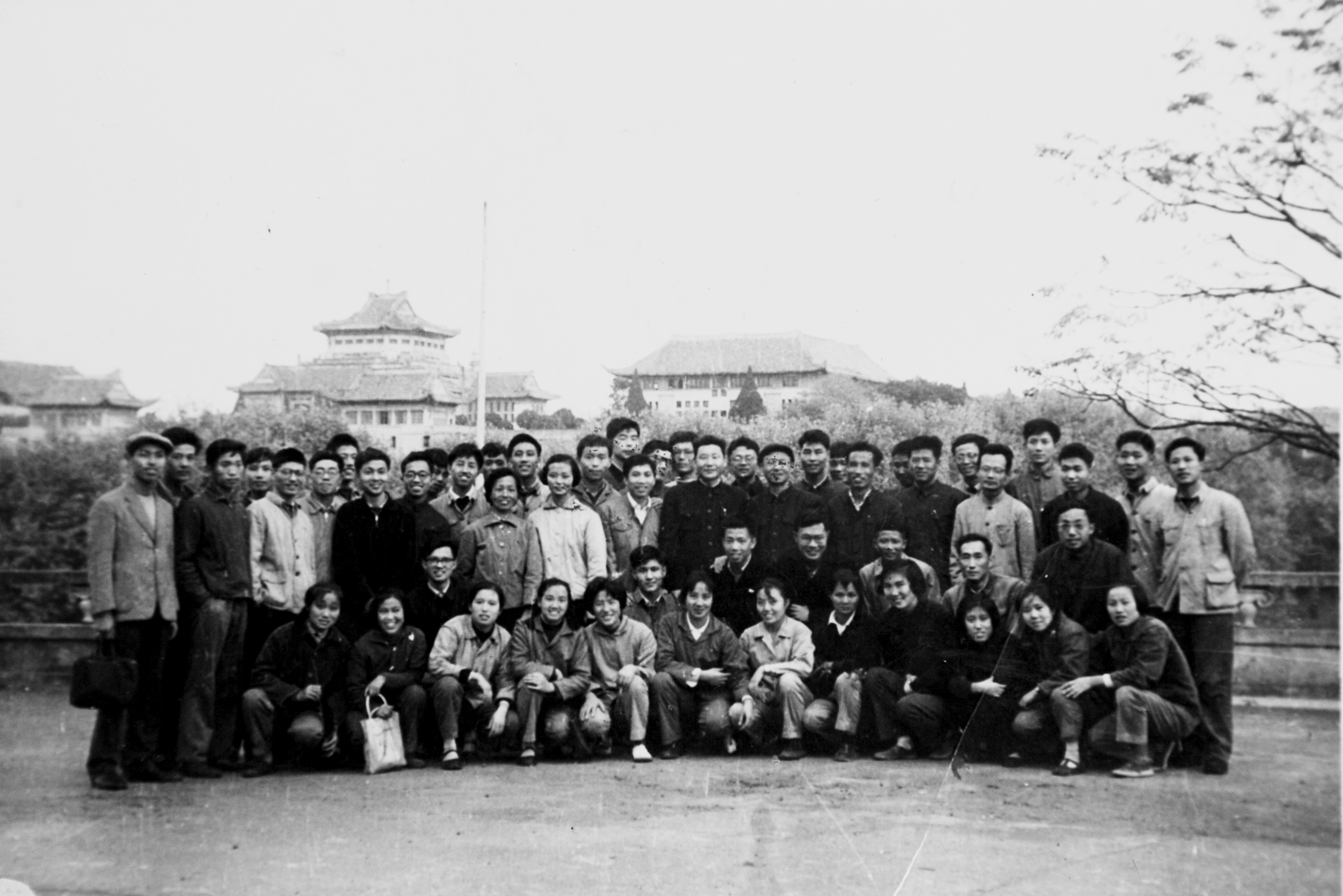 全体师生离开武汉前在武汉大学