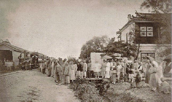 1876年7月吴淞铁路通车，市民争相观看