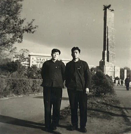 1959年，在长春市解放纪念塔前与同学王树忠合影